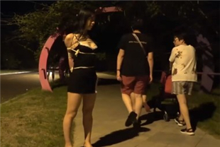 女孩被捆绑双手夜晚外出游街久久综合精品视频大制作国产普通话